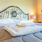 Апартаменты Villa Bellavista With Private Dock And Parking *